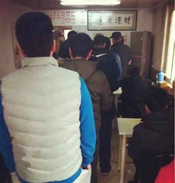 青岛10家排队到马路边的小店 有钱也未必吃上