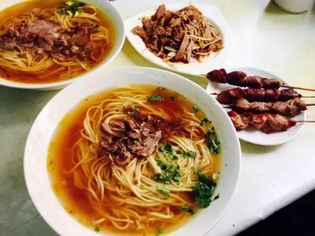 青岛10家排队到马路边的小店 有钱也未必吃上