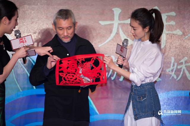 高清:徐克现身济南大话西游 王丽坤现场剪窗花
