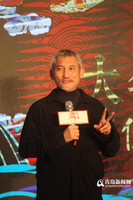 高清:徐克现身济南大话西游 王丽坤现场剪窗花