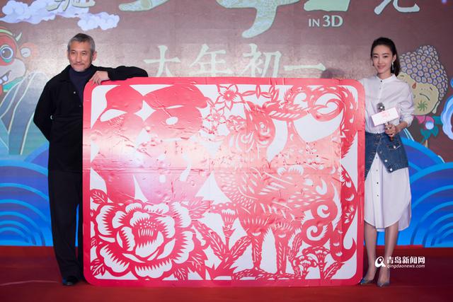 高清:徐克现身济南大话西游 王丽坤现场剪窗花
