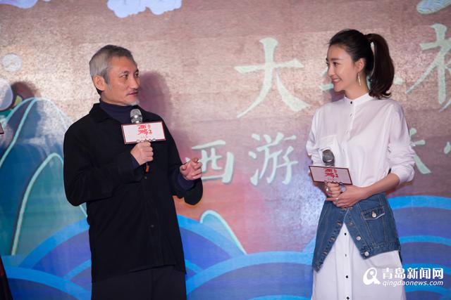 高清:徐克现身济南大话西游 王丽坤现场剪窗花