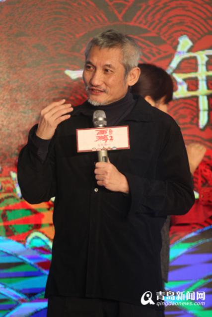 高清:徐克现身济南大话西游 王丽坤现场剪窗花