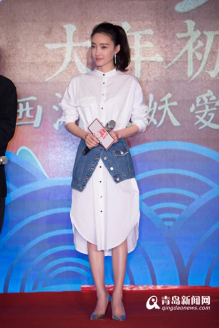 高清:徐克现身济南大话西游 王丽坤现场剪窗花