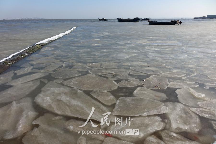 胶州湾海域出现海冰 渔船冰封场面壮观