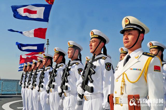 高清:新型导弹驱逐舰西宁舰加入海军战斗序列