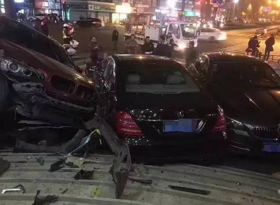 杭州街头五辆豪车连撞 宝马奔驰全部撞毁(图)