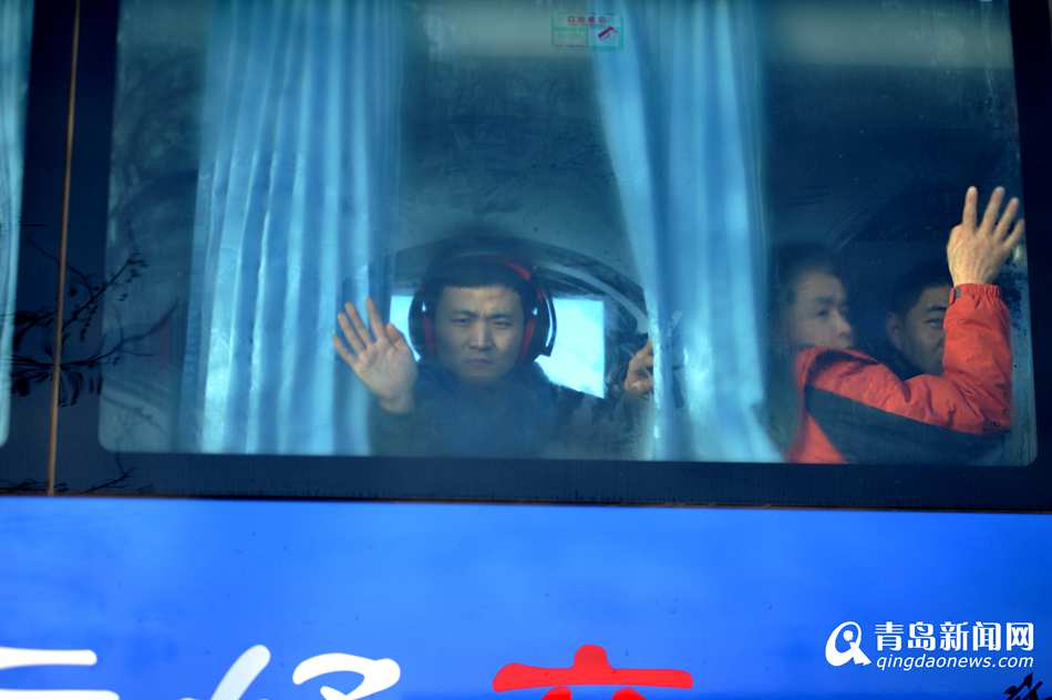 高清:青岛开春运直通车 5万企业员工包车返乡