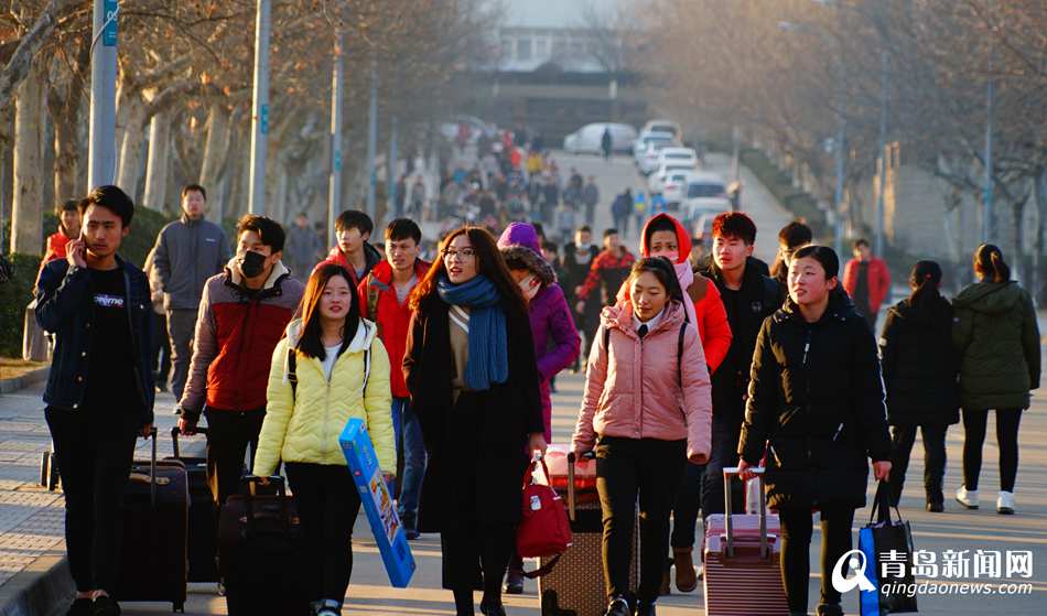 高清:青岛开春运直通车 5万企业员工包车返乡