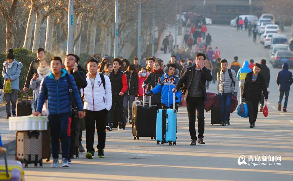 高清:青岛开春运直通车 5万企业员工包车返乡