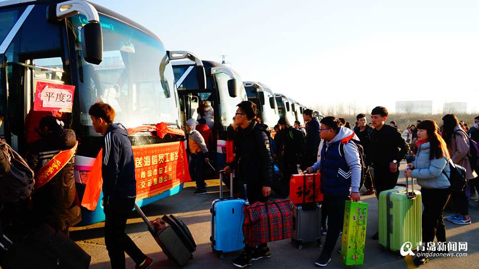 高清:青岛开春运直通车 5万企业员工包车返乡
