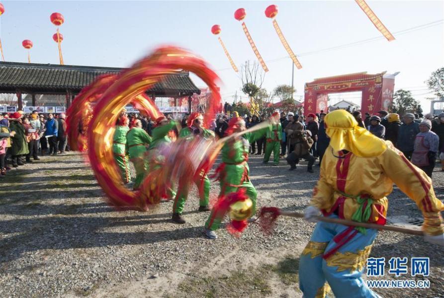 江苏海安举办冬季捕鱼节 鱼王比孩子还大(图)