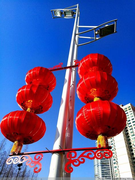 青岛街头挂红灯笼迎新年 