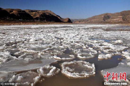 气温骤降 黄河壶口瀑布现“合桥”景观(图)