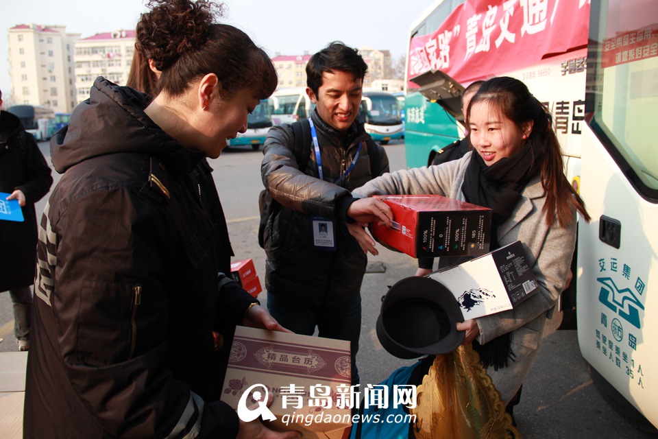 新市民返乡有了直通车 坐车还送牛奶大米