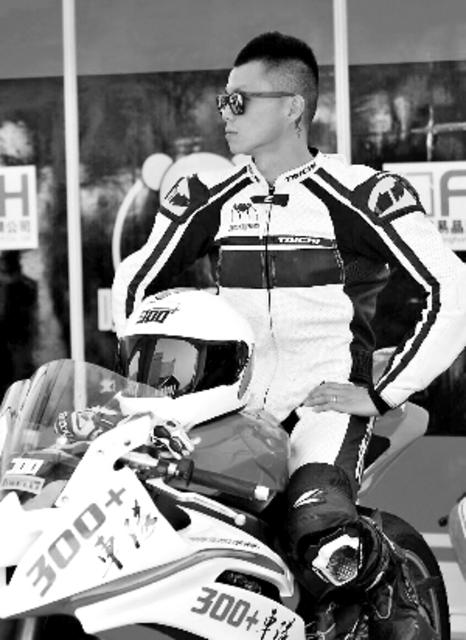 陈震现在是一名摩托车赛车手。