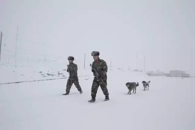 在国境西线过年的边防官兵：离家最远 离星星最近