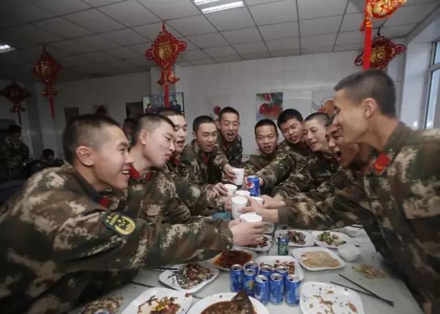 在国境西线过年的边防官兵：离家最远 离星星最近