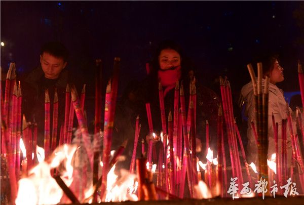 大年初一成都中和金龙禅院上千人烧头香祈福