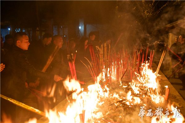 大年初一成都中和金龙禅院上千人烧头香祈福