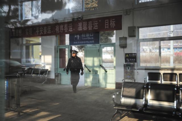 59岁铁警独自守护小站34年 迎来最后1次春运
