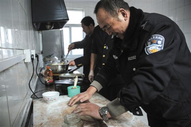 59岁铁警独自守护小站34年 迎来最后1次春运 59岁铁警独自守护小站34年 迎来最后1次春运