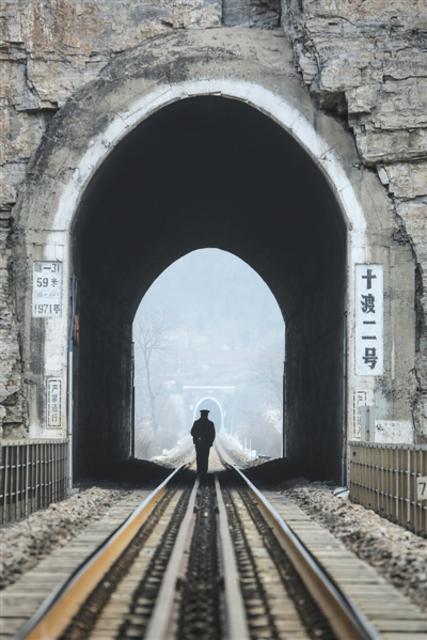 59岁铁警独自守护小站34年 迎来最后1次春运