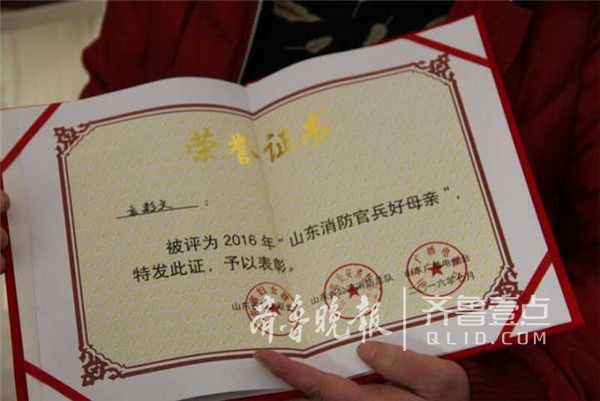 人在哪，家就在哪！青岛最美母亲赴军营陪儿过年