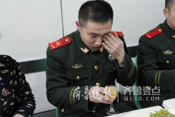 人在哪，家就在哪！青岛最美母亲赴军营陪儿过年