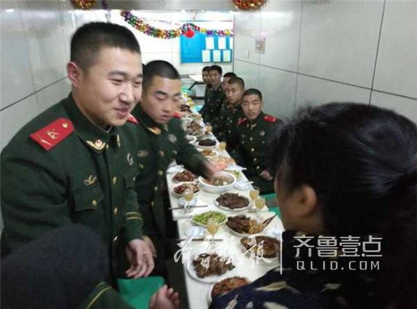 人在哪，家就在哪！青岛最美母亲赴军营陪儿过年