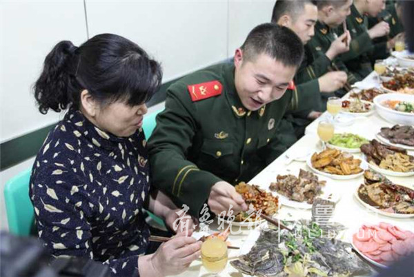 人在哪，家就在哪！青岛最美母亲赴军营陪儿过年