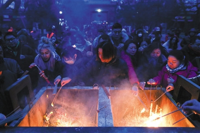 7.8万人雍和宫进香 为抢头香市民彻夜等26小时