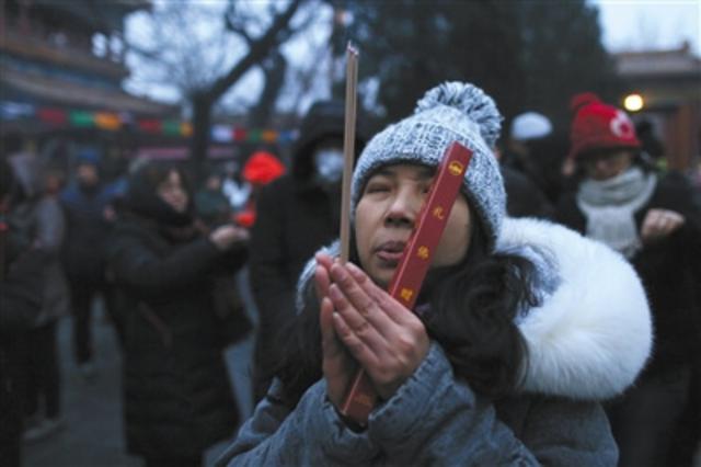 7.8万人雍和宫进香 为抢头香市民彻夜等26小时 7.8万人雍和宫进香 为抢头香市民彻夜等26小时