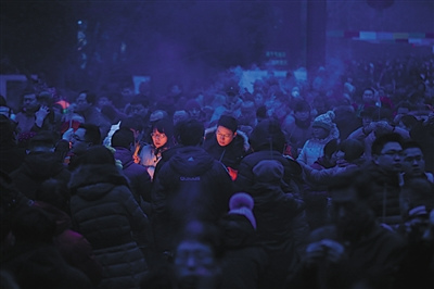 7.8万人雍和宫进香 为抢头香市民彻夜等26小时