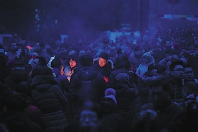 7.8万人雍和宫进香 为抢头香市民彻夜等26小时 7.8万人雍和宫进香 为抢头香市民彻夜等26小时