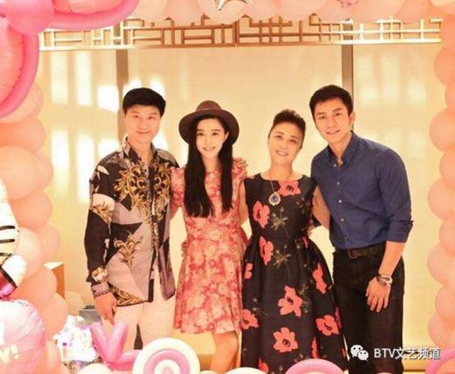 组图:网友在青偶遇范冰冰一家 女神爸爸火了 组图:网友在青偶遇范冰冰一家 女神爸爸火了