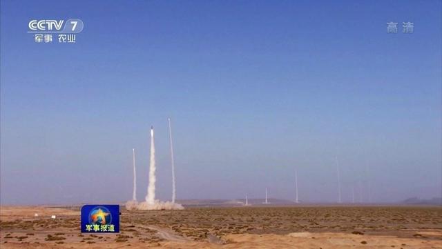 中国火箭军拜年霸气十足 竖起6枚东风15做背景