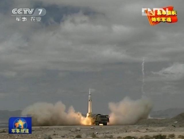 中国火箭军拜年霸气十足 竖起6枚东风15做背景