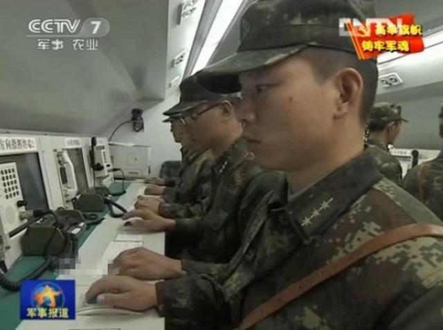 中国火箭军拜年霸气十足 竖起6枚东风15做背景