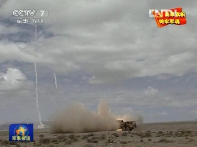 中国火箭军拜年霸气十足 竖起6枚东风15做背景