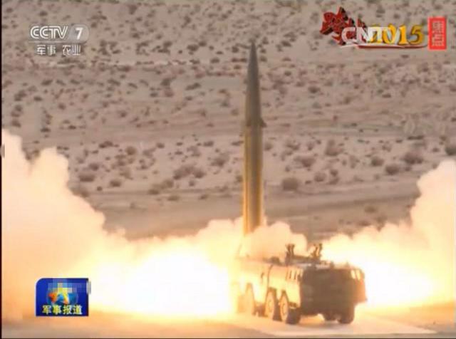 中国火箭军拜年霸气十足 竖起6枚东风15做背景