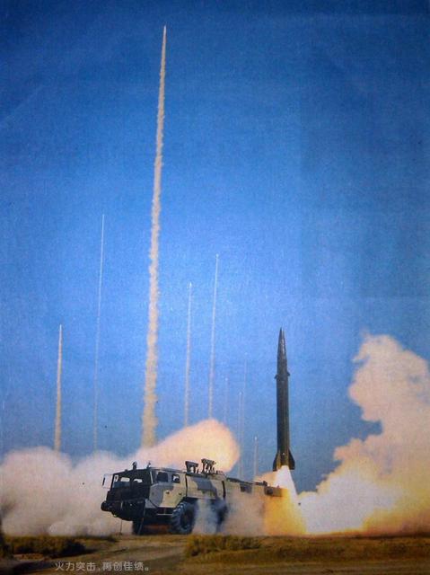 中国火箭军拜年霸气十足 竖起6枚东风15做背景
