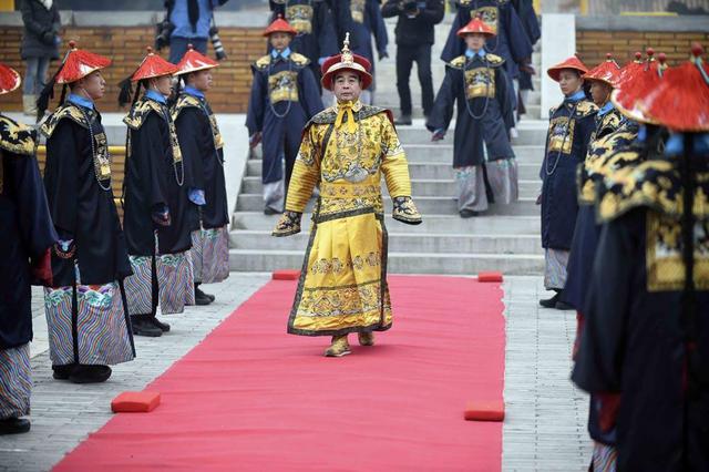 组图：穿龙袍祭大地 他半小时跪地10次叩头30个