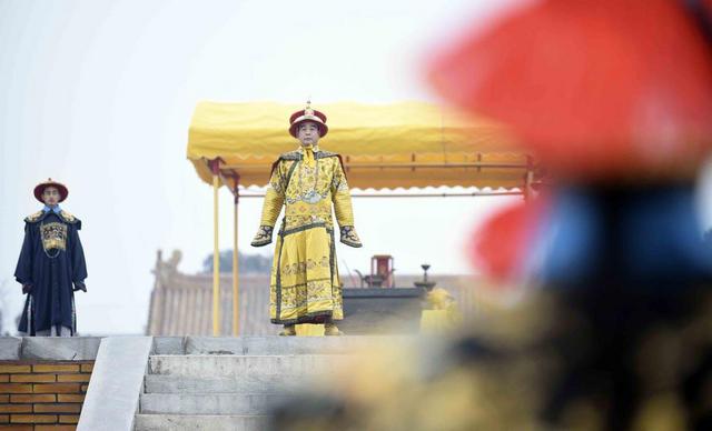 组图：穿龙袍祭大地 他半小时跪地10次叩头30个