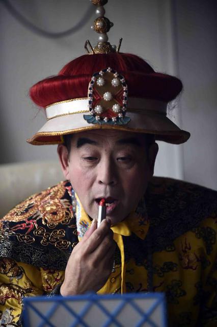 组图：穿龙袍祭大地 他半小时跪地10次叩头30个