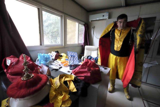 组图：穿龙袍祭大地 他半小时跪地10次叩头30个