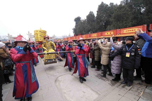 组图：穿龙袍祭大地 他半小时跪地10次叩头30个