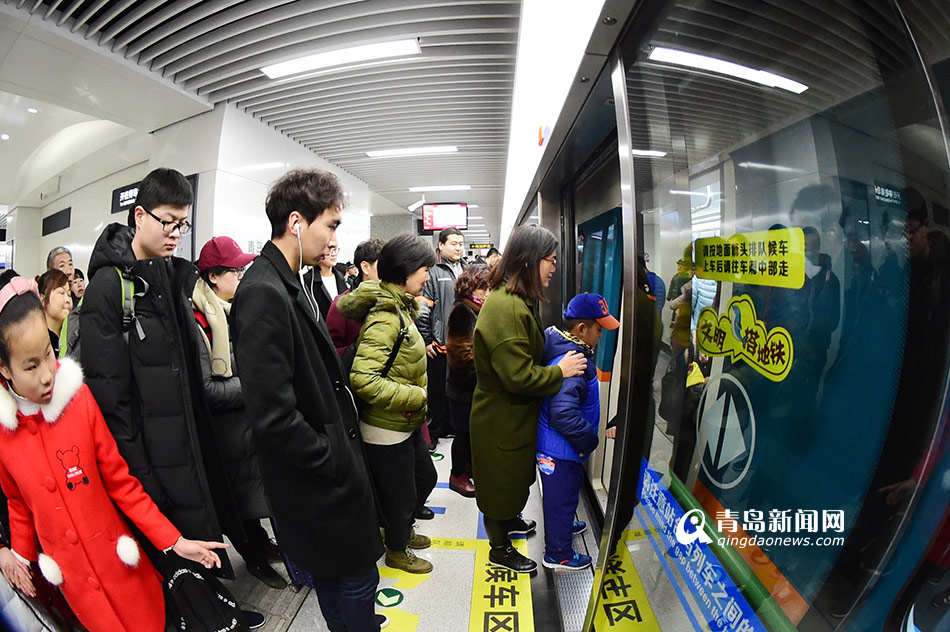 高清：青岛迎春运返程高峰 地铁上人鼓了