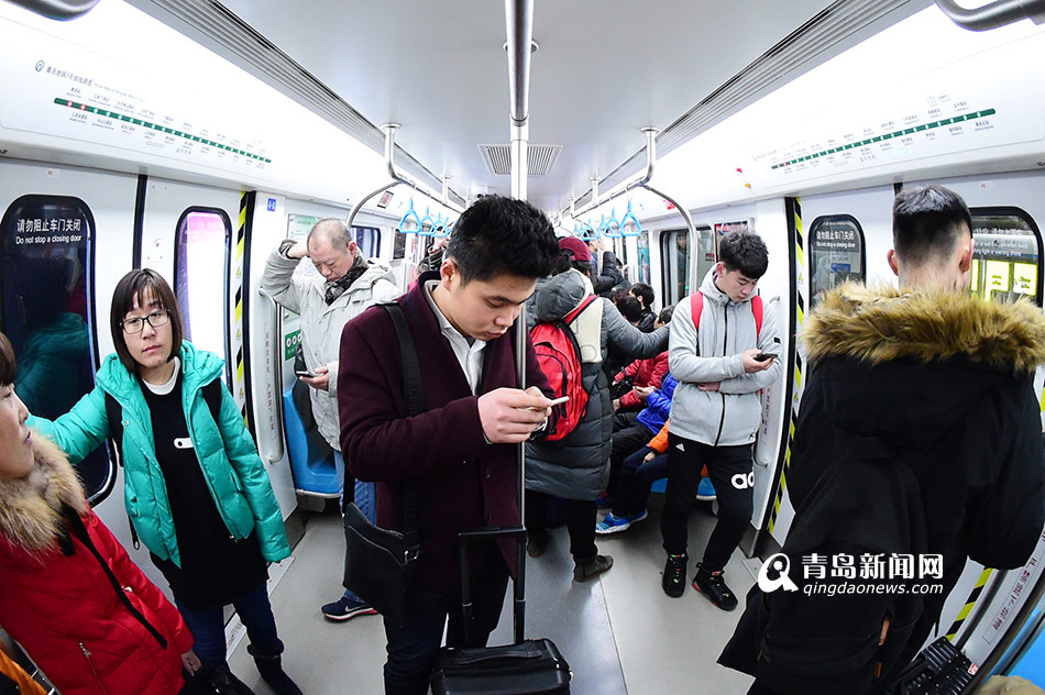 高清：青岛迎春运返程高峰 地铁上人鼓了
