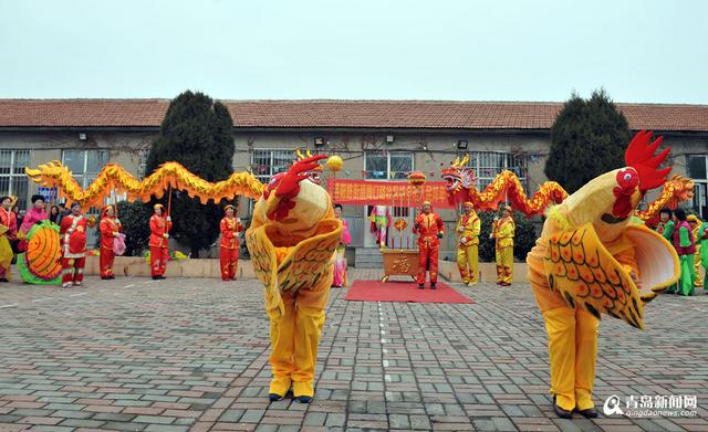高清:实拍阎家山地秧歌 舞武对决青岛独一份